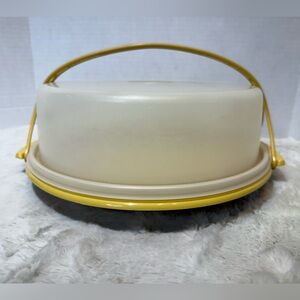 Vintage ‘70’s Tupperware pie carrier